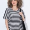 Μπλούζα ριγέ oversized με διακριτικό κέντημα στο στήθος
