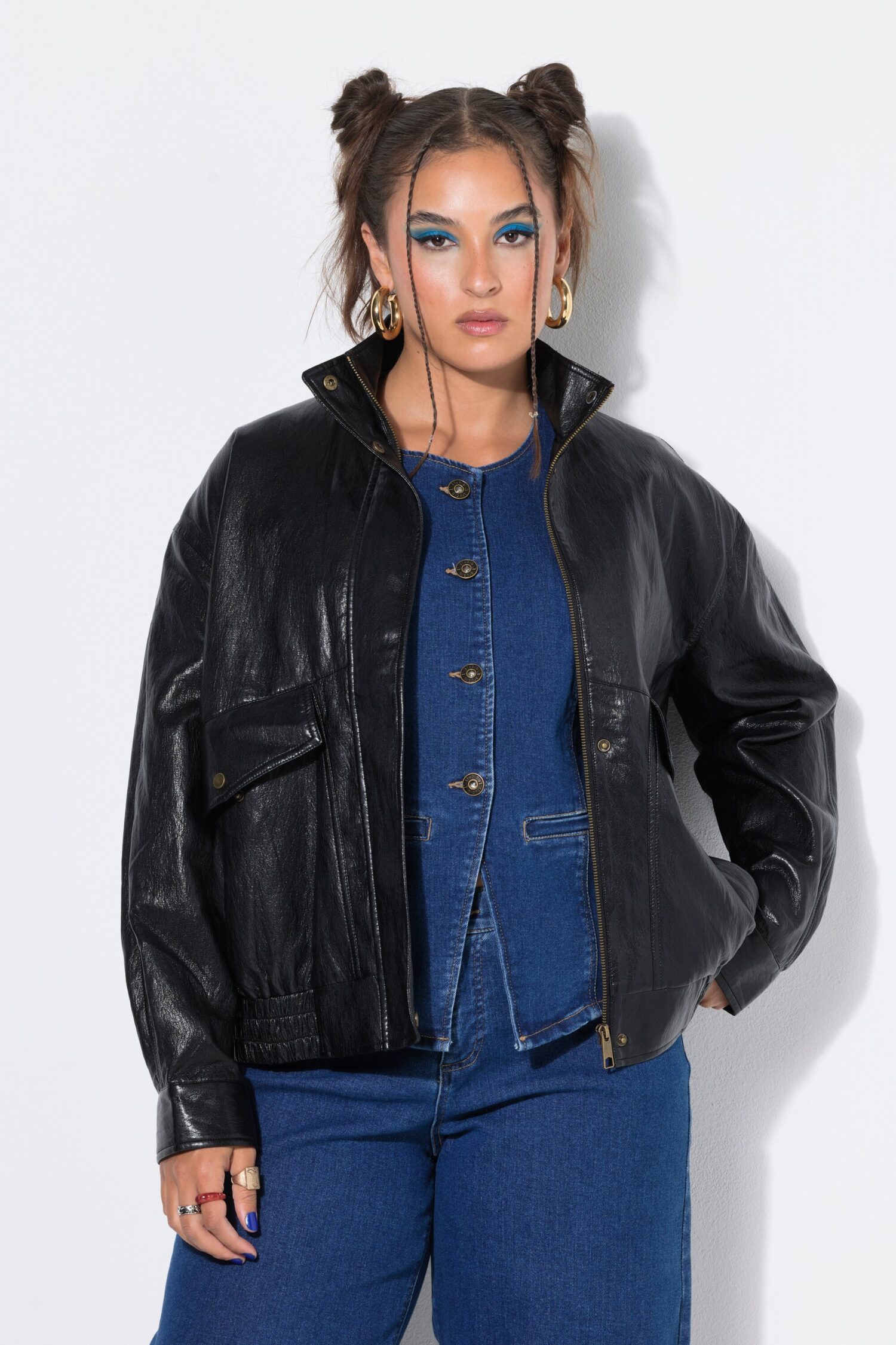 Μπουφάν oversized με δέρματινη όψη κι όρθιο γιακά