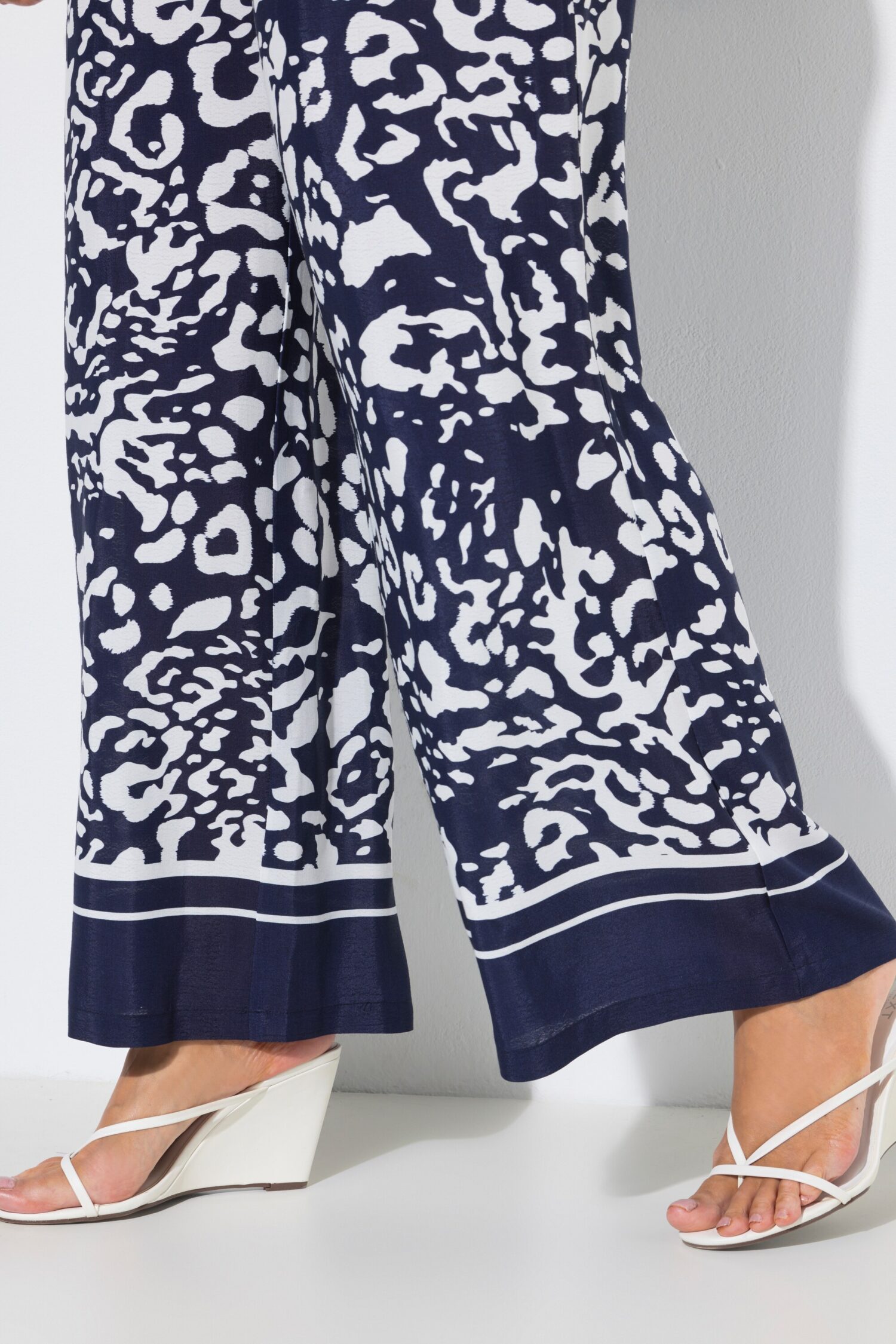 Παντελόνι με pull-on σε ίσια γραμμή με animal print