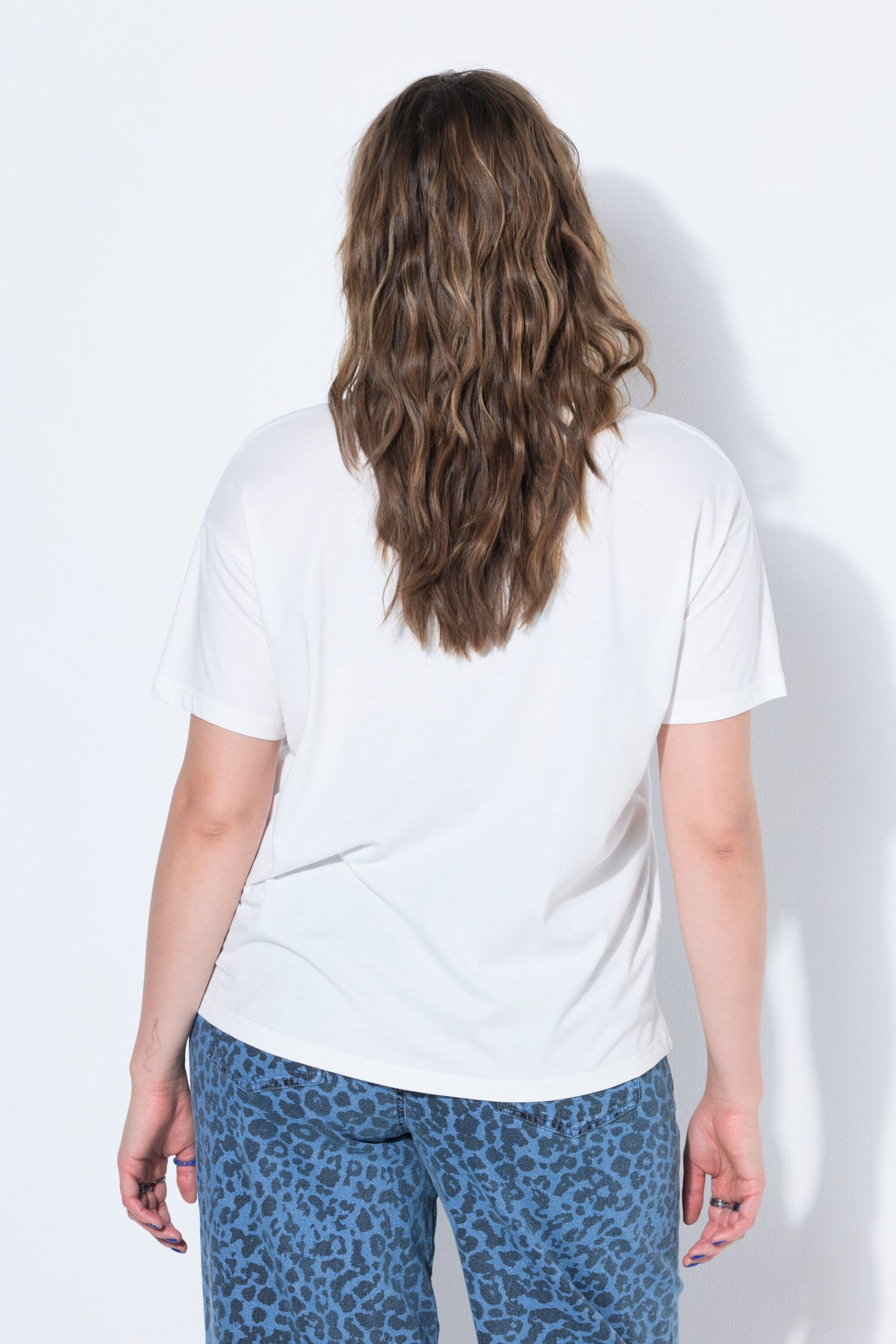 T-shirt oversized με κέντημα στο στήθος και κοντά μανίκια