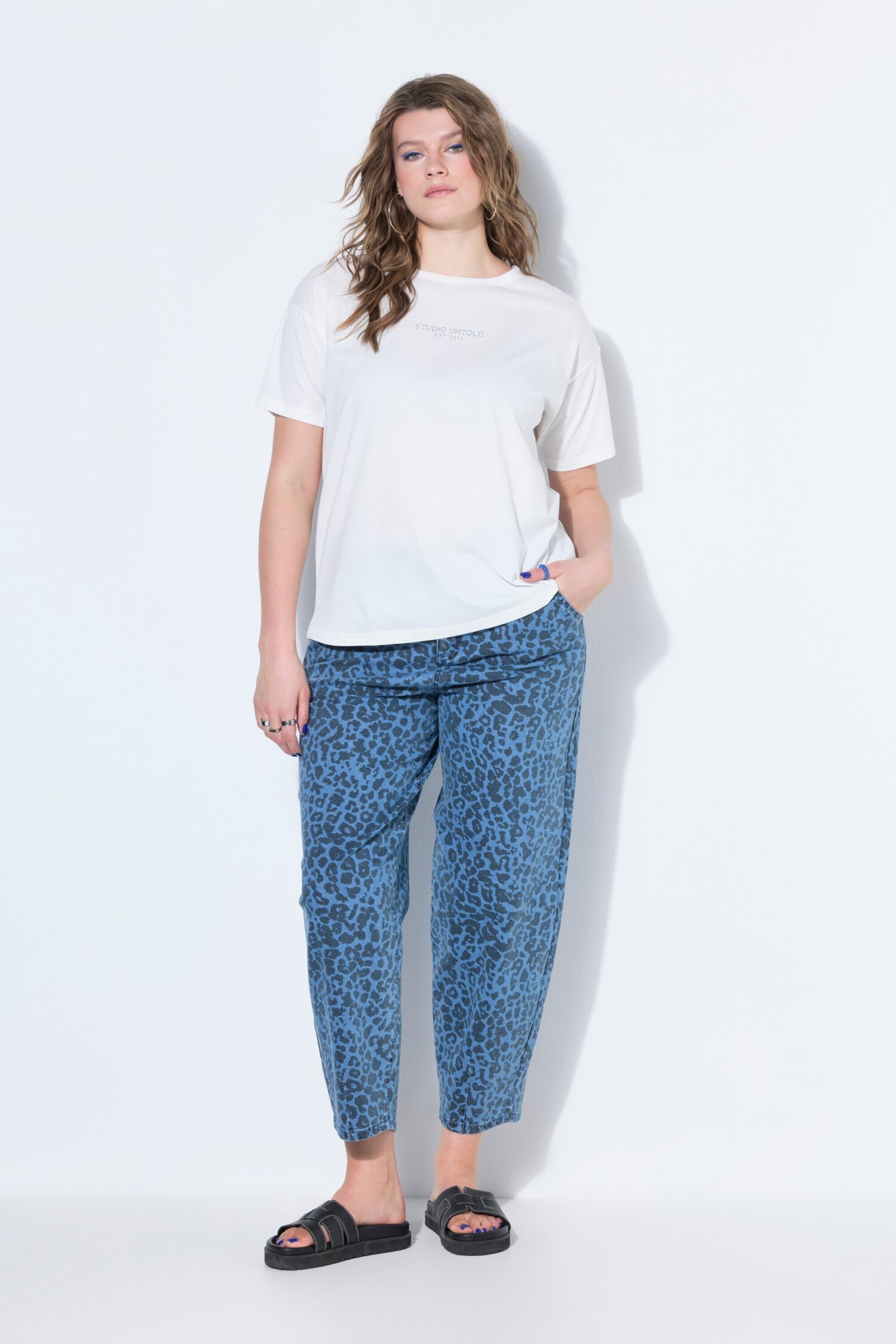 T-shirt oversized με κέντημα στο στήθος και κοντά μανίκια