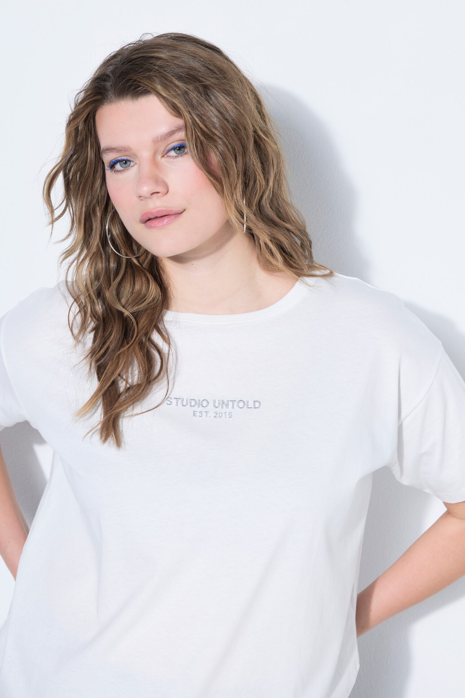T-shirt oversized με κέντημα στο στήθος και κοντά μανίκια