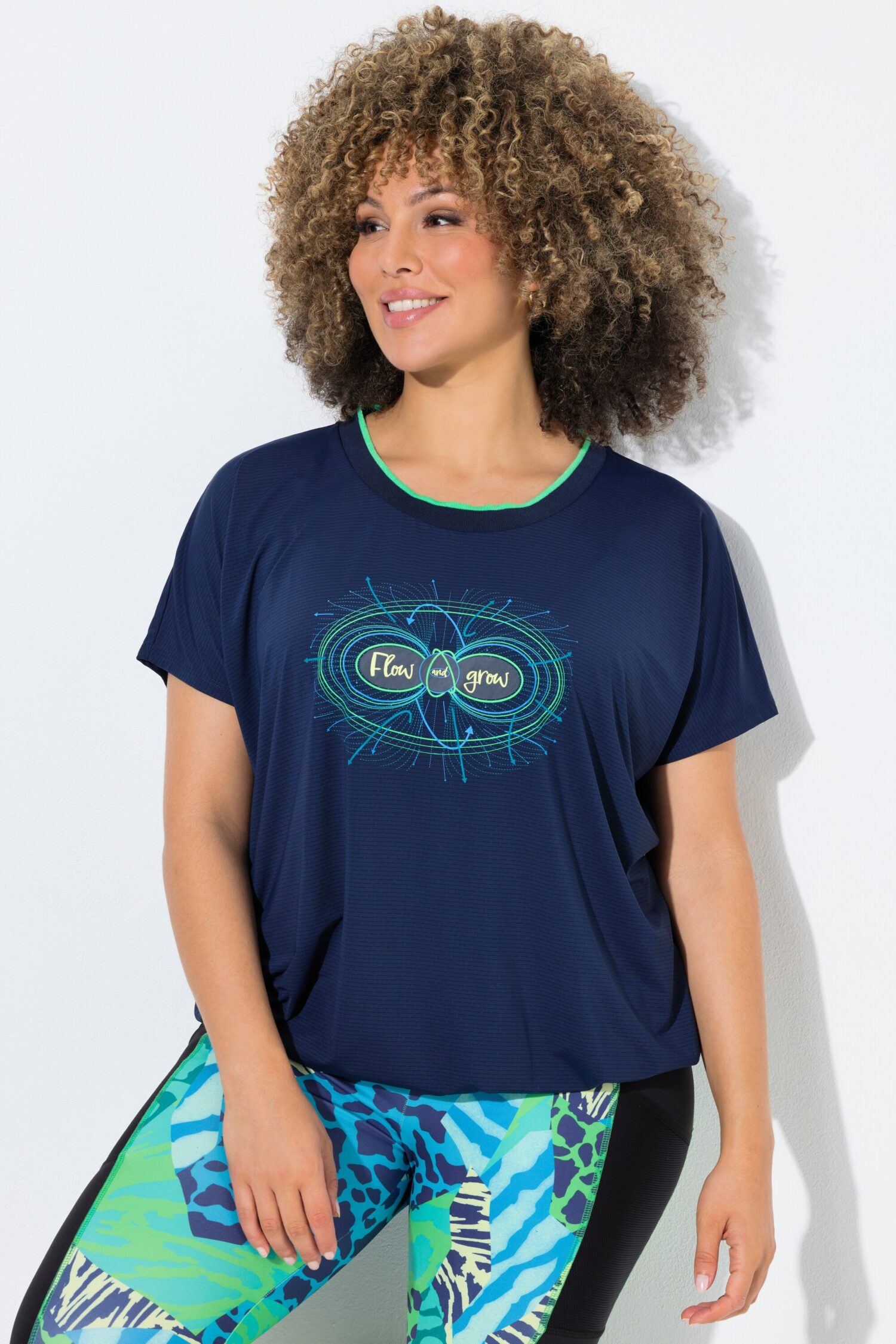 T-shirt oversized με πολύχρωμο τύπωμα, στρογγυλή λαιμόκοψη και κοντά μανίκια