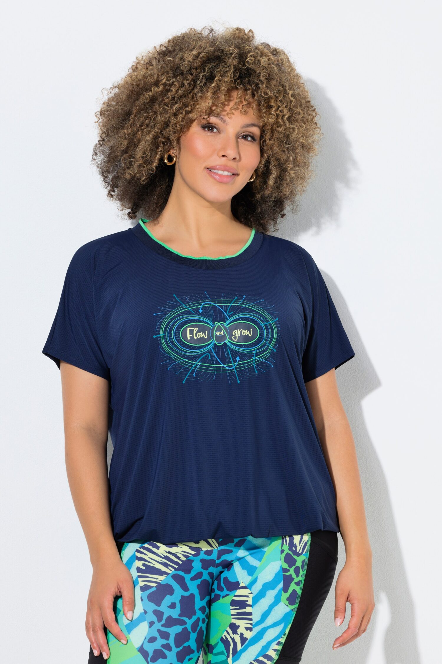 T-shirt oversized με πολύχρωμο τύπωμα, στρογγυλή λαιμόκοψη και κοντά μανίκια