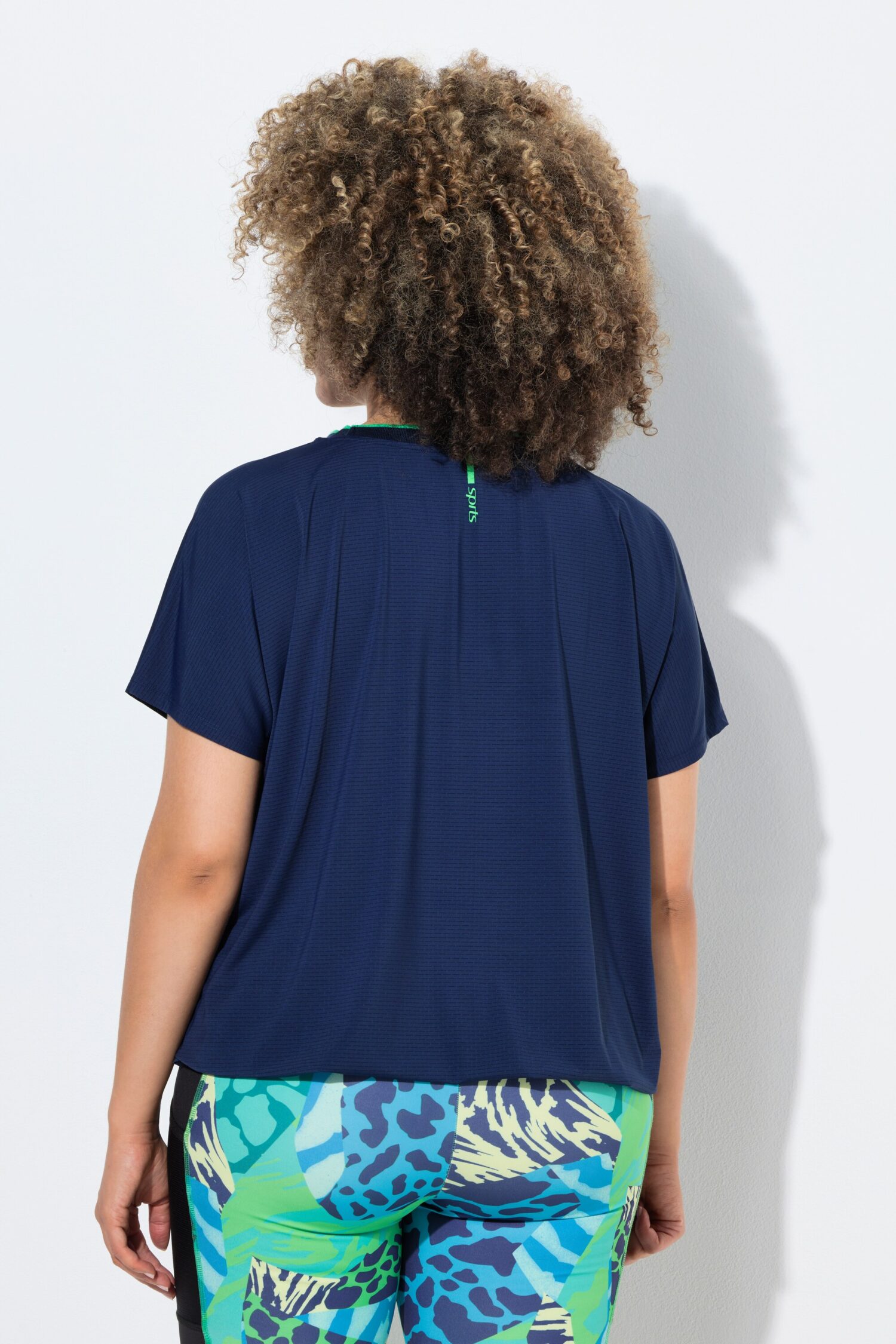 T-shirt oversized με πολύχρωμο τύπωμα, στρογγυλή λαιμόκοψη και κοντά μανίκια