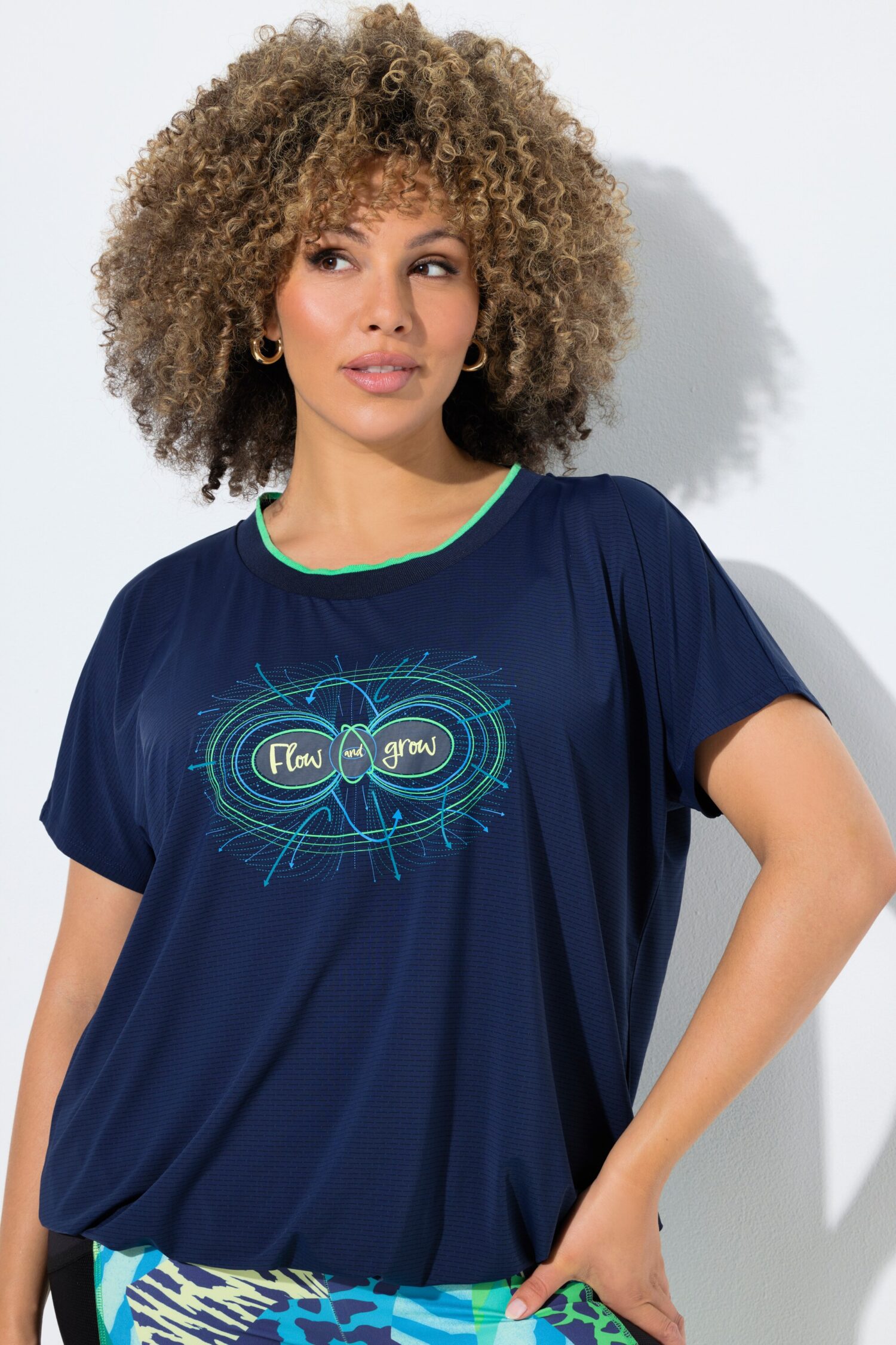T-shirt oversized με πολύχρωμο τύπωμα, στρογγυλή λαιμόκοψη και κοντά μανίκια