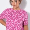 T-shirt oversized με σχέδιο paisley και χαμηλούς ώμους