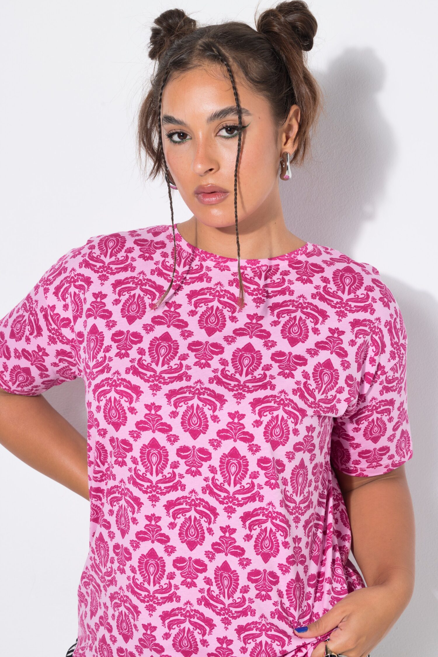 T-shirt oversized με σχέδιο paisley και χαμηλούς ώμους