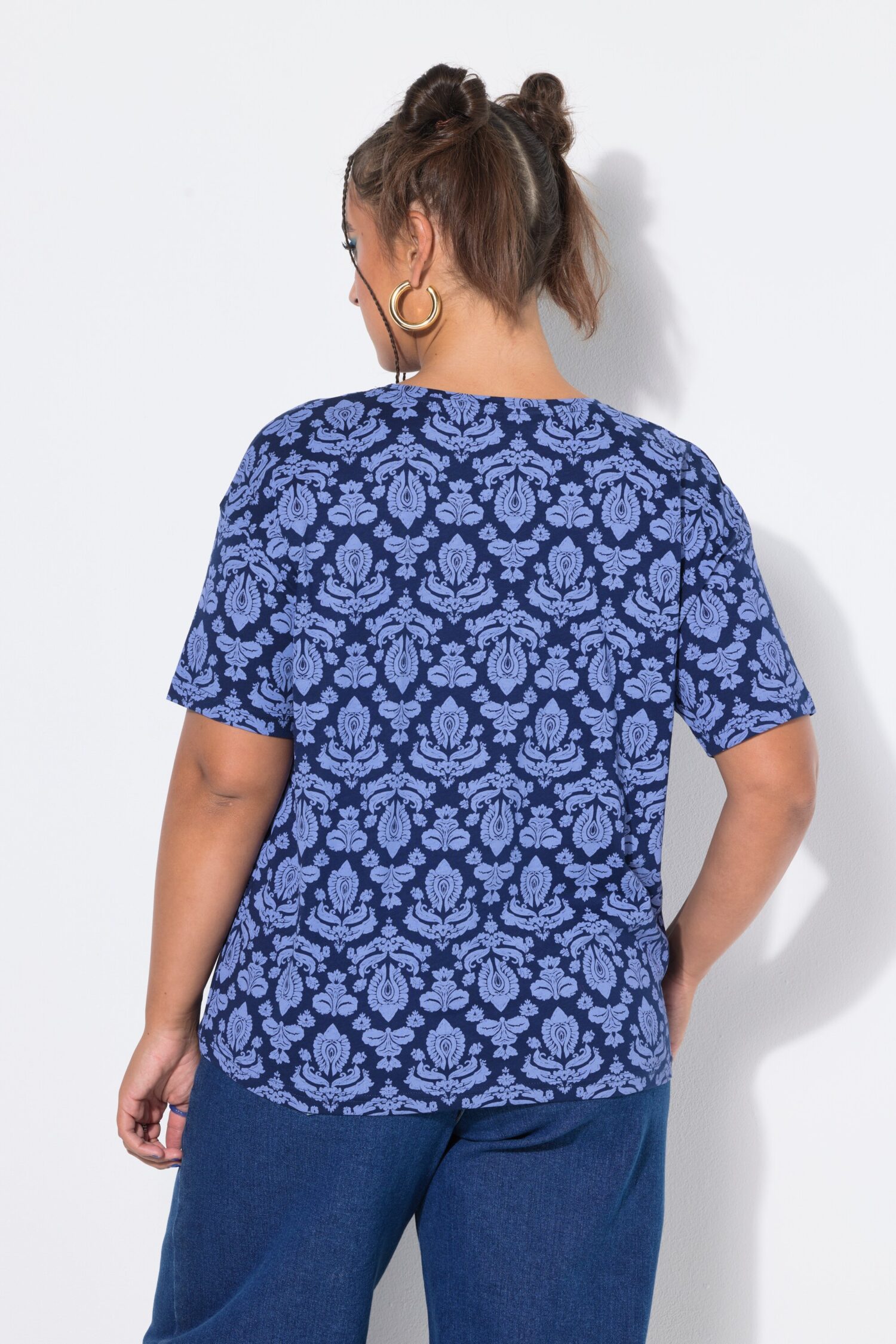 T-shirt oversized με σχέδιο paisley και χαμηλούς ώμους