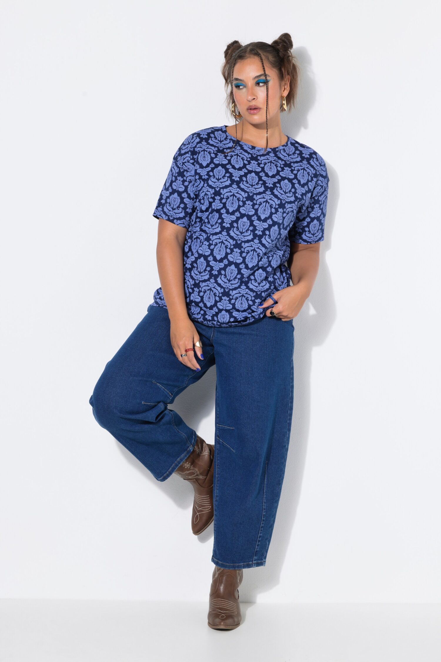 T-shirt oversized με σχέδιο paisley και χαμηλούς ώμους