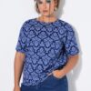 T-shirt oversized με σχέδιο paisley και χαμηλούς ώμους