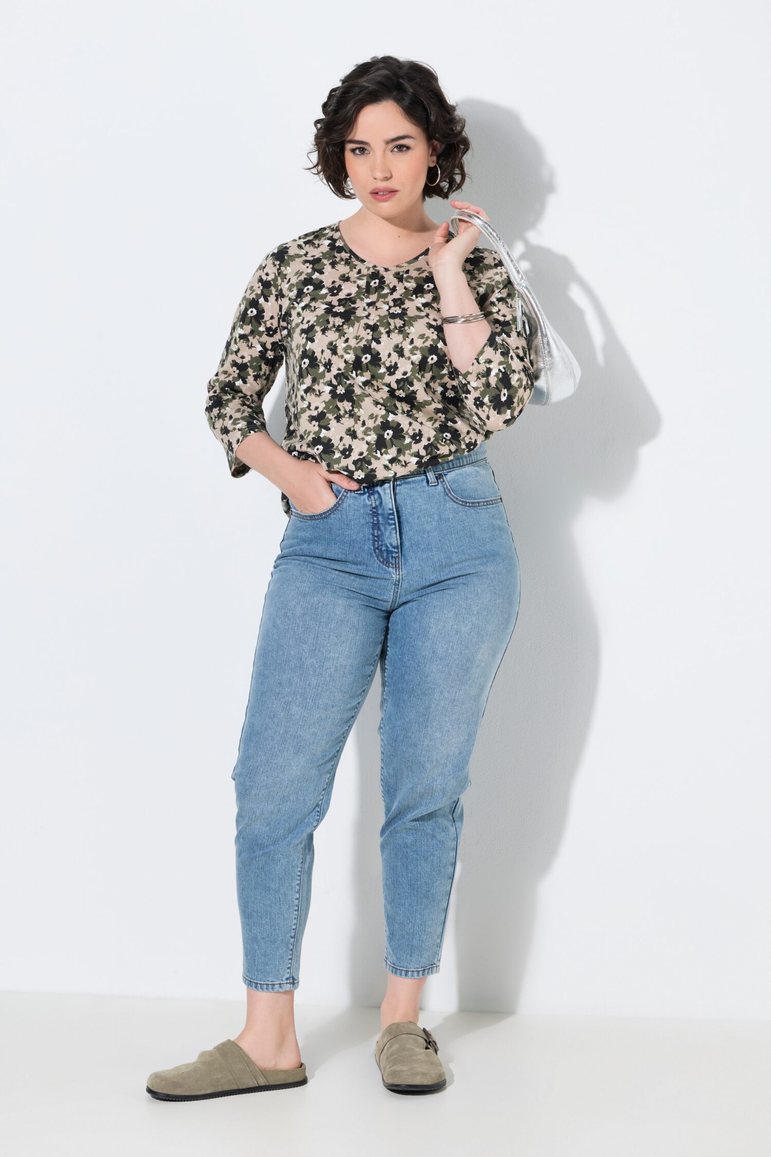 Τζιν παντελόνι mom fit με άνετη εφαρμογή και 5 τσέπες