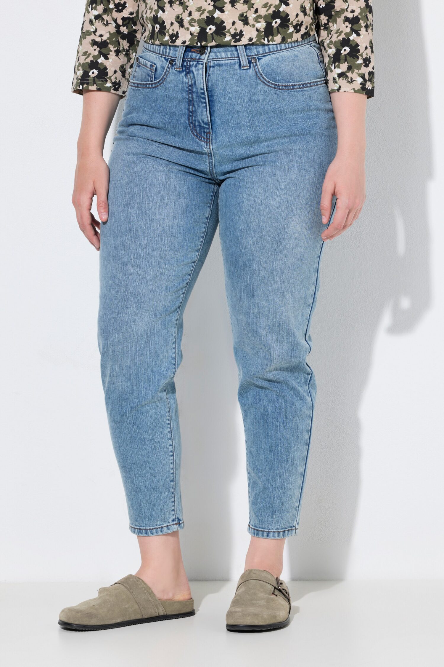 Τζιν παντελόνι mom fit με άνετη εφαρμογή και 5 τσέπες