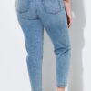 Τζιν παντελόνι mom fit με άνετη εφαρμογή και 5 τσέπες