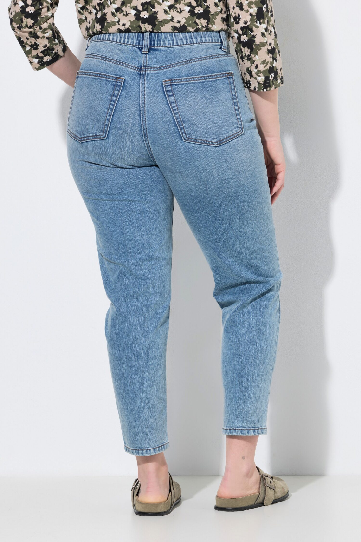 Τζιν παντελόνι mom fit με άνετη εφαρμογή και 5 τσέπες