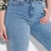 Τζιν παντελόνι mom fit με άνετη εφαρμογή και 5 τσέπες