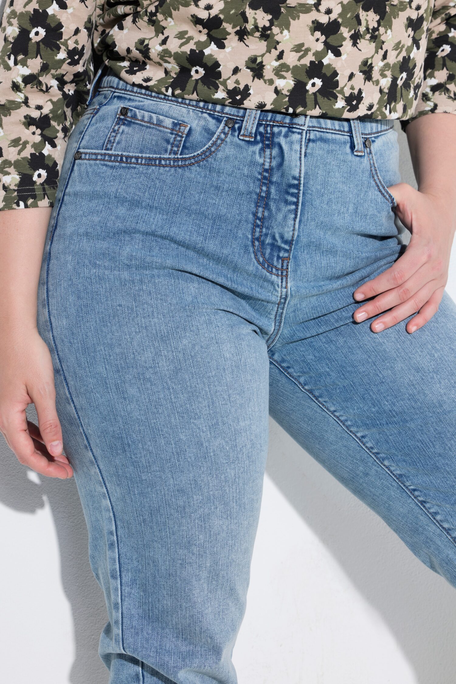 Τζιν παντελόνι mom fit με άνετη εφαρμογή και 5 τσέπες