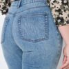 Τζιν παντελόνι mom fit με άνετη εφαρμογή και 5 τσέπες