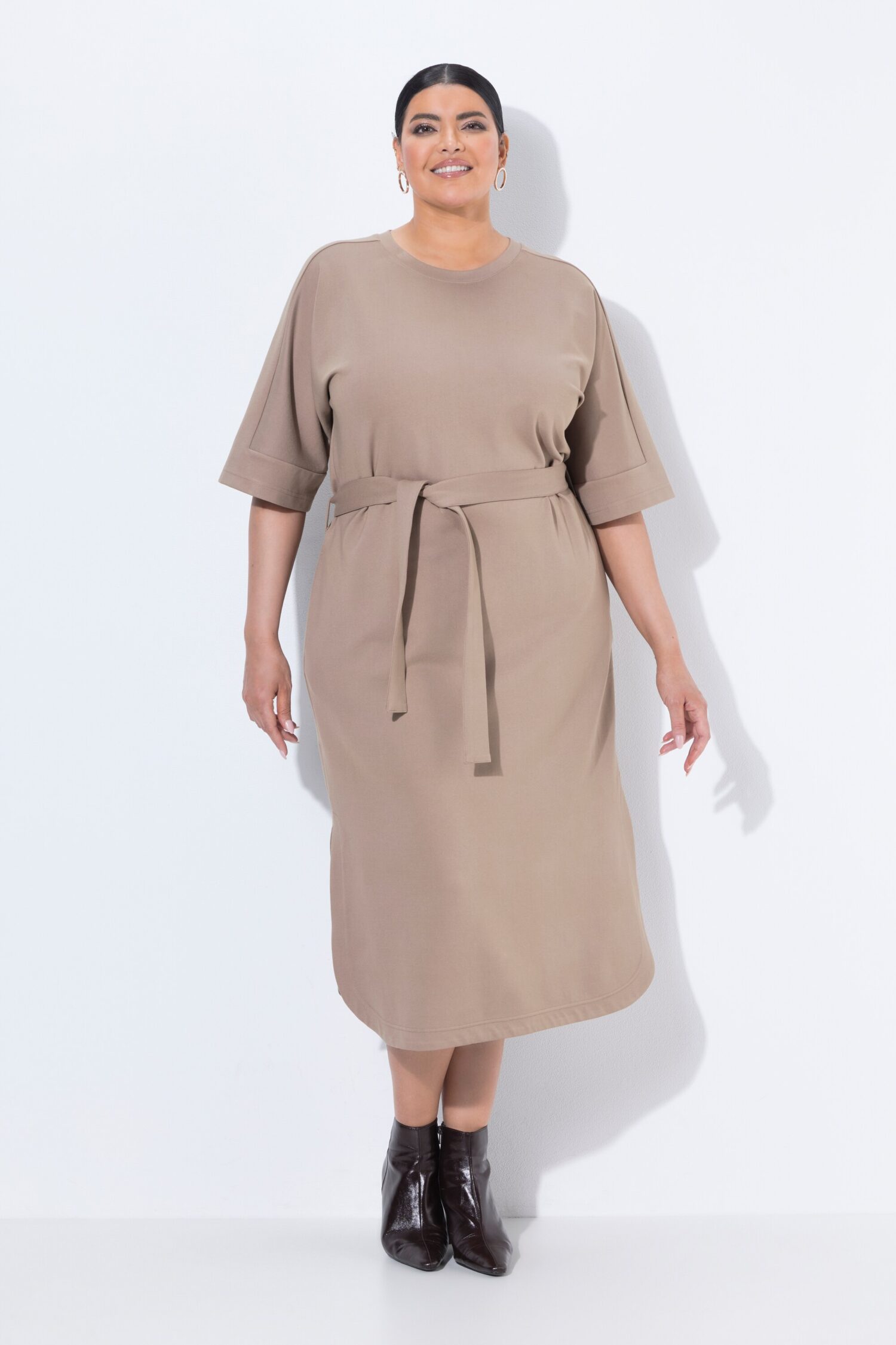 Φόρεμα μίντι oversized με ζώνη στη μέση