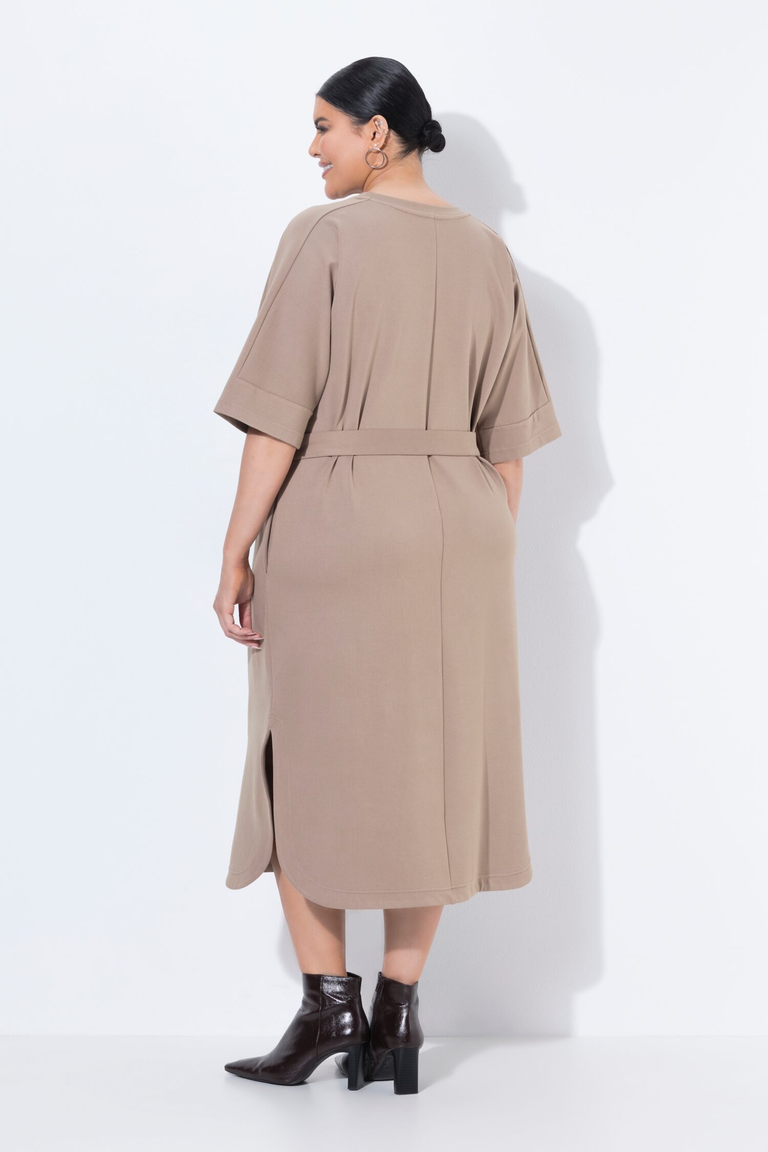 Φόρεμα μίντι oversized με ζώνη στη μέση