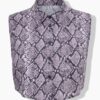 Γιακάς πουκαμίσου με snake print και κουμπιά