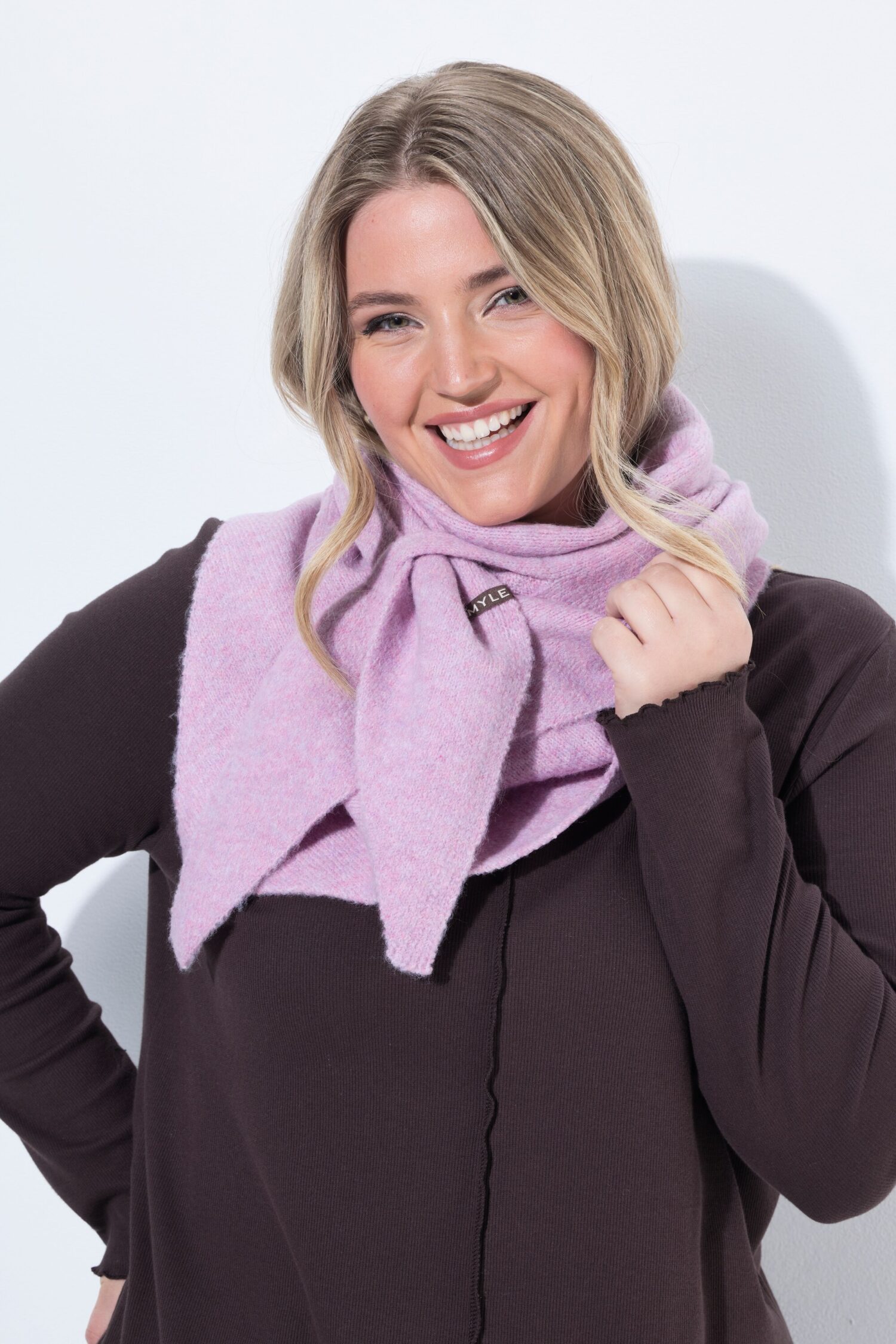 Κασκόλ πλεκτό με τριγωνικό σχήμα