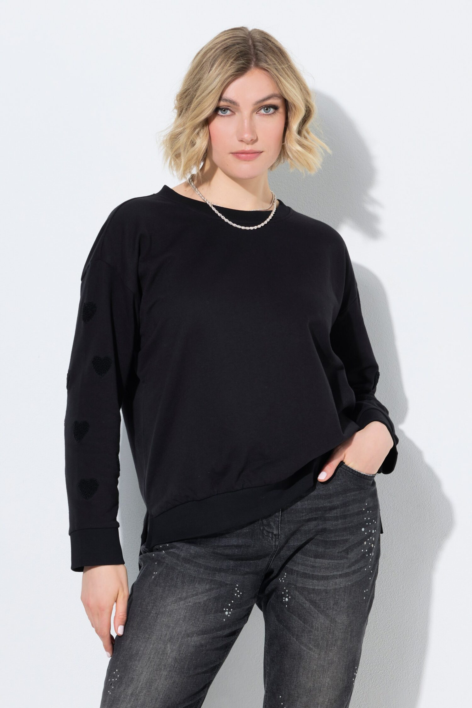Μπλούζα φούτερ oversized με κεντημένες καρδιές στα μανίκια
