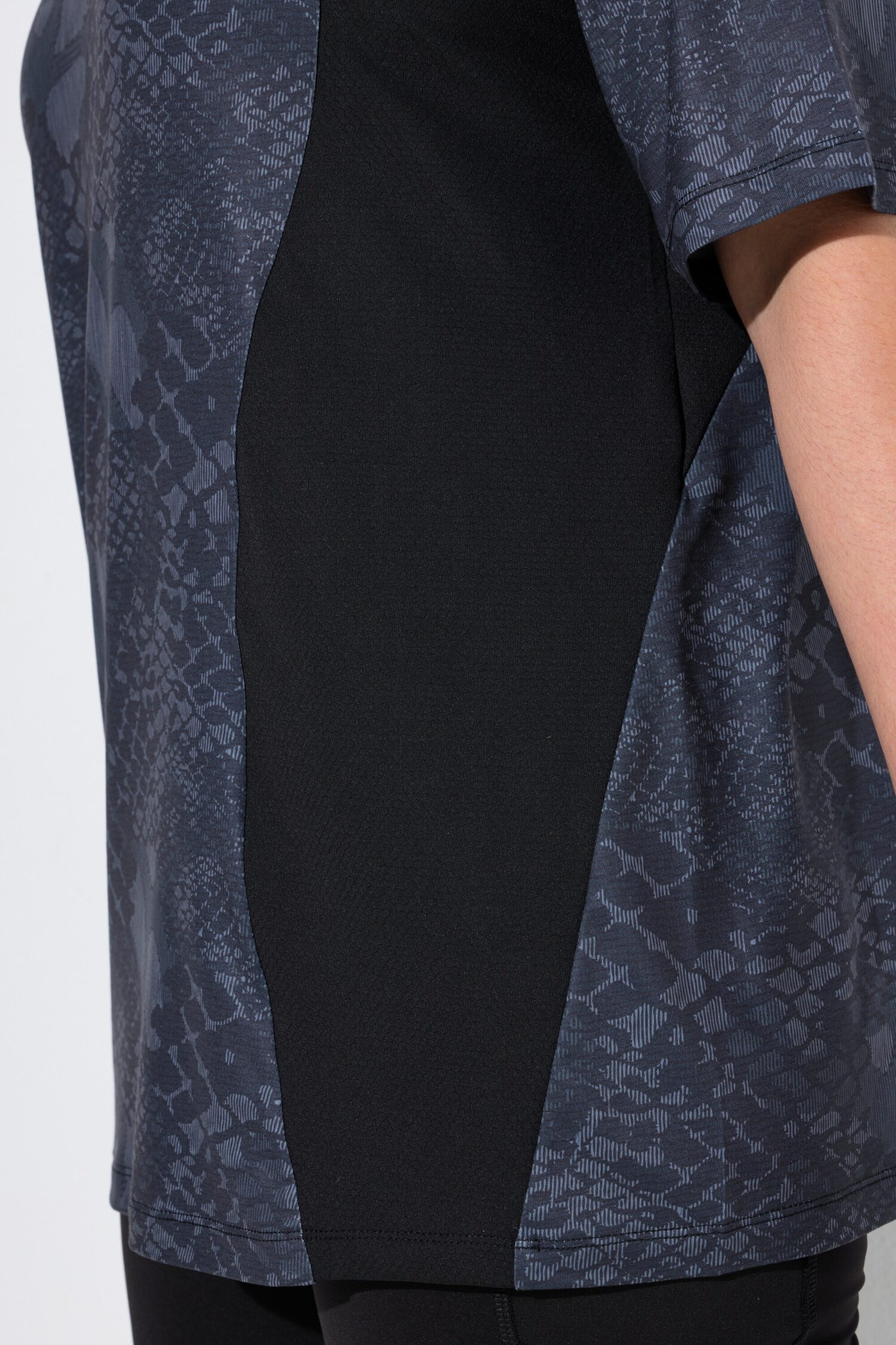 Μπλούζα με snake print και κοντά μανίκια