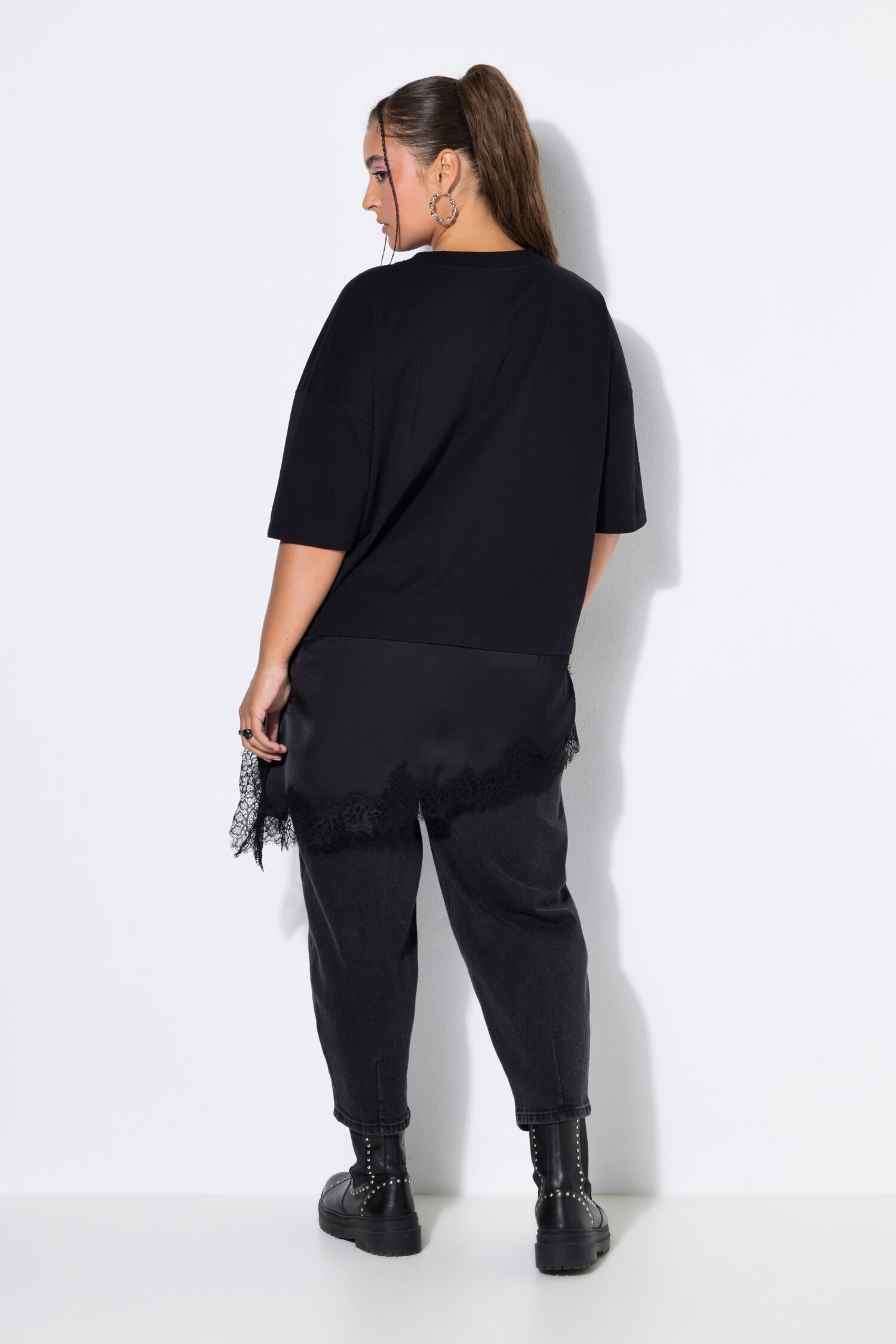 Μπλούζα oversized με ασύμμετρο τελείωμα και δαντέλα