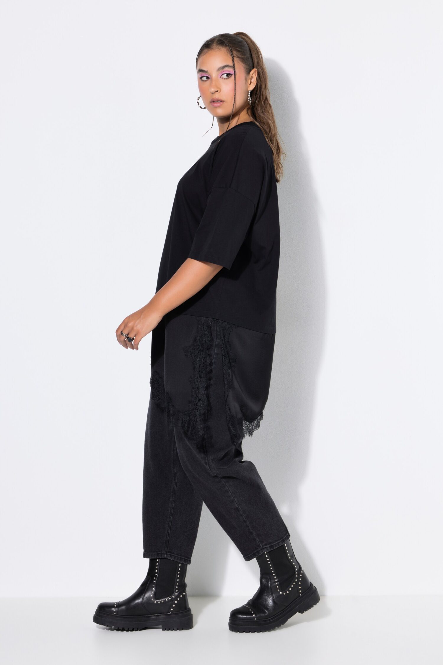 Μπλούζα oversized με ασύμμετρο τελείωμα και δαντέλα