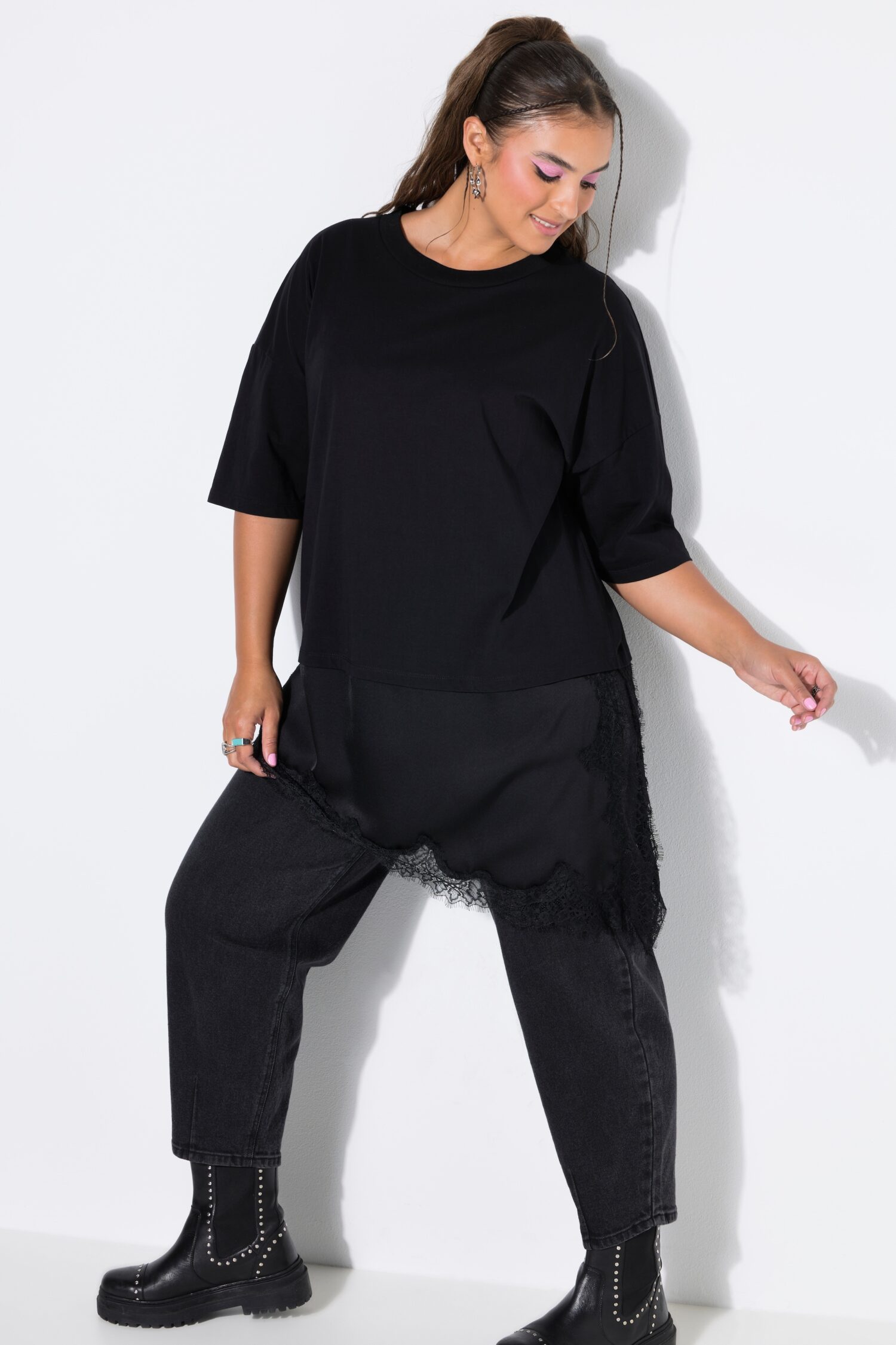 Μπλούζα oversized με ασύμμετρο τελείωμα και δαντέλα