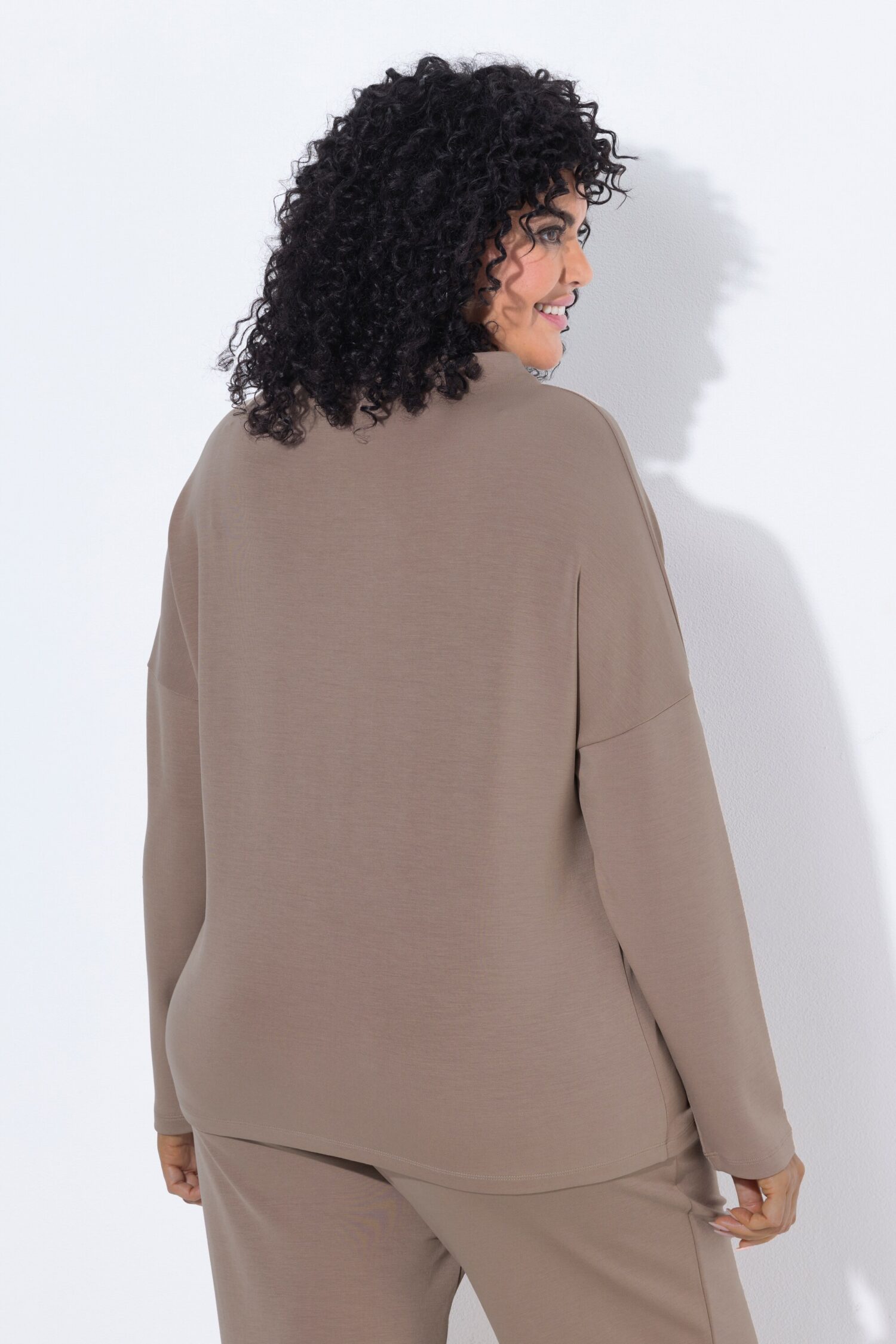 Μπλούζα oversized με όρθιο γιακά και μακριά μανίκια