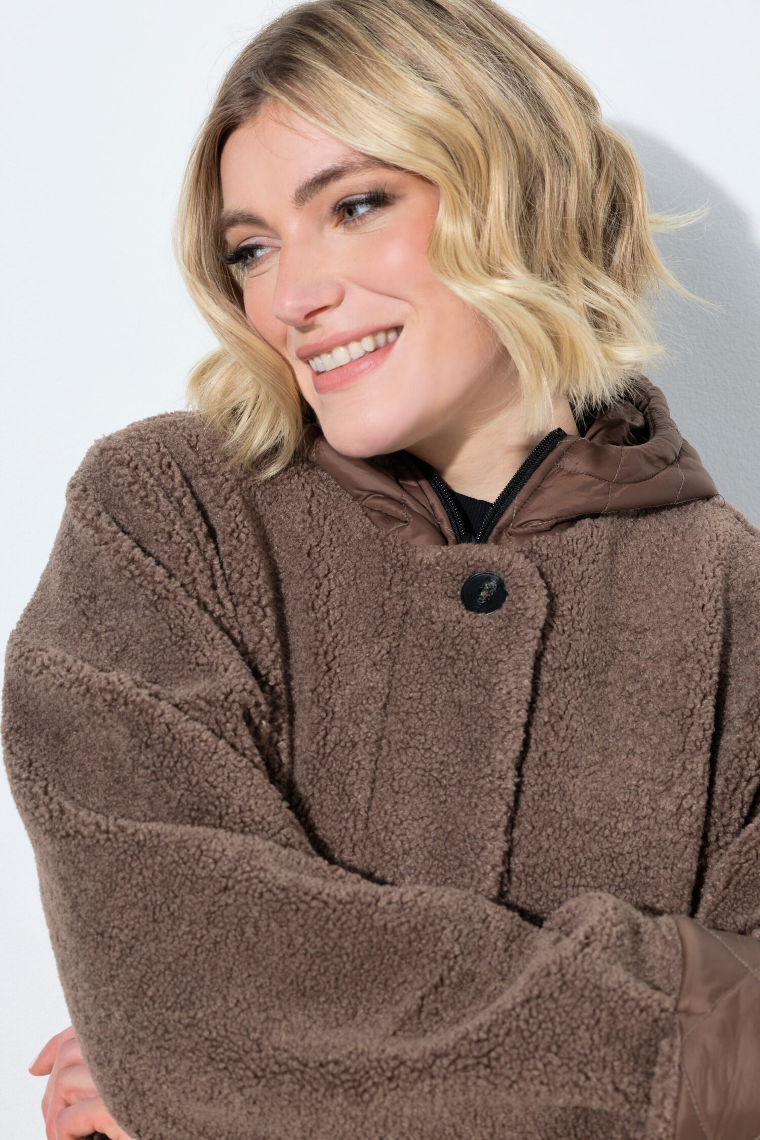 Μπουφάν fleece με καπιτονέ κουκούλα