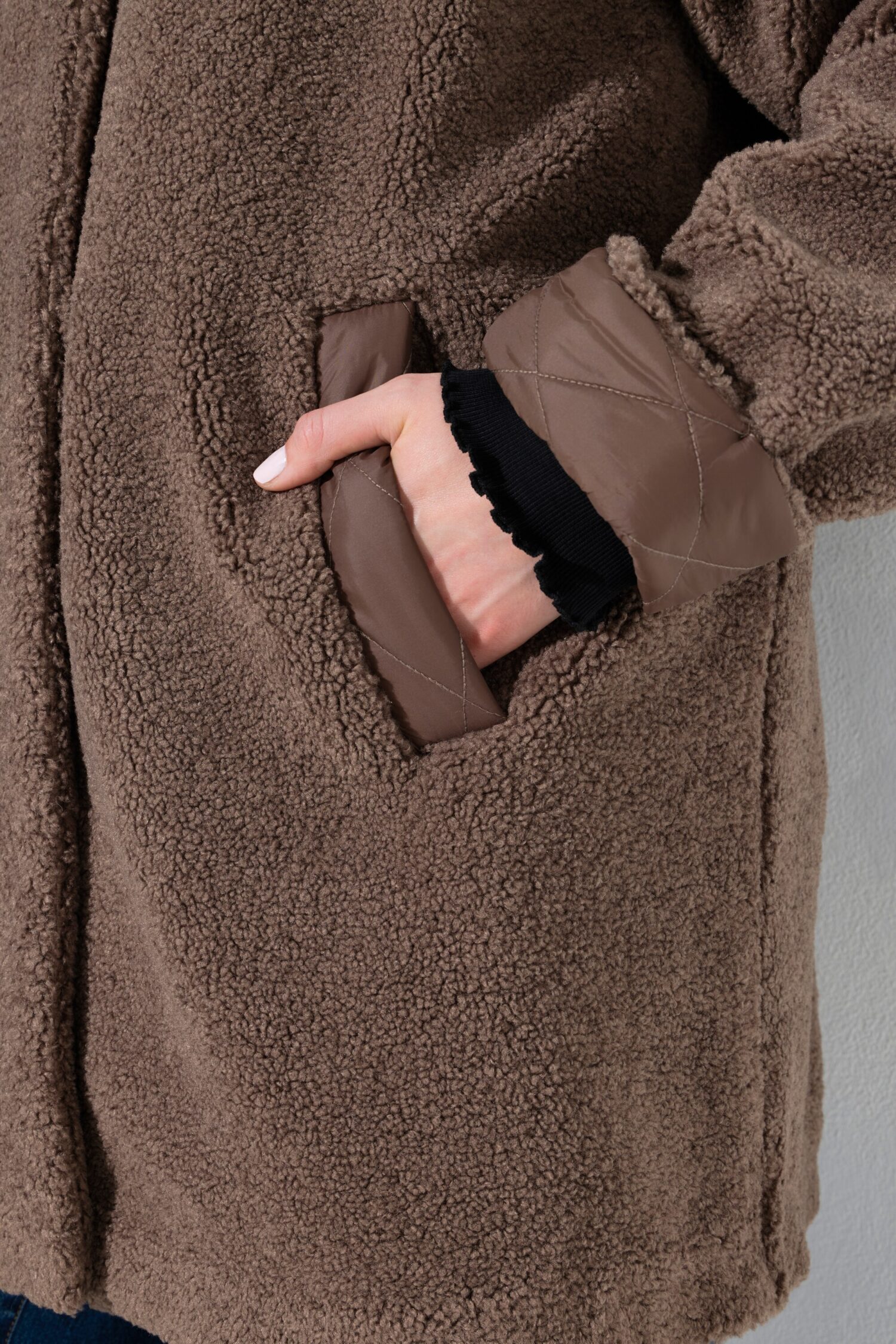 Μπουφάν fleece με καπιτονέ κουκούλα
