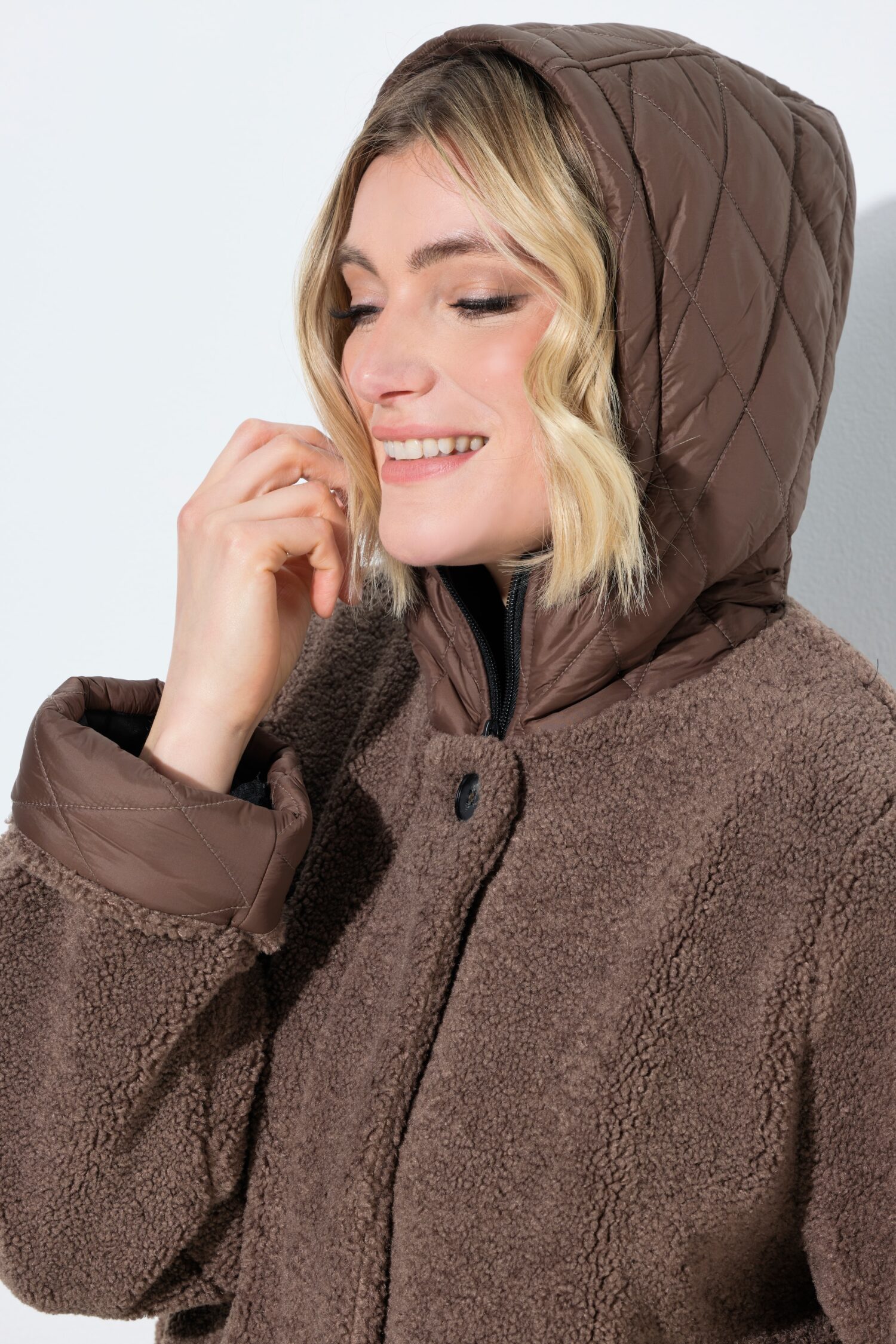 Μπουφάν fleece με καπιτονέ κουκούλα