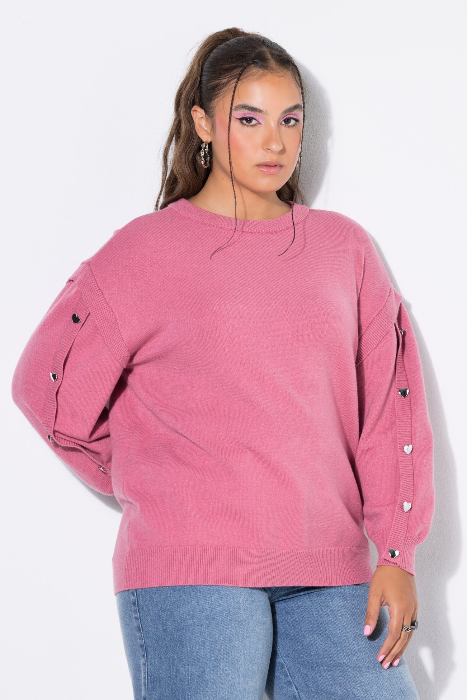 Πουλόβερ oversized με μεταλλικές καρδιές στα μανίκια