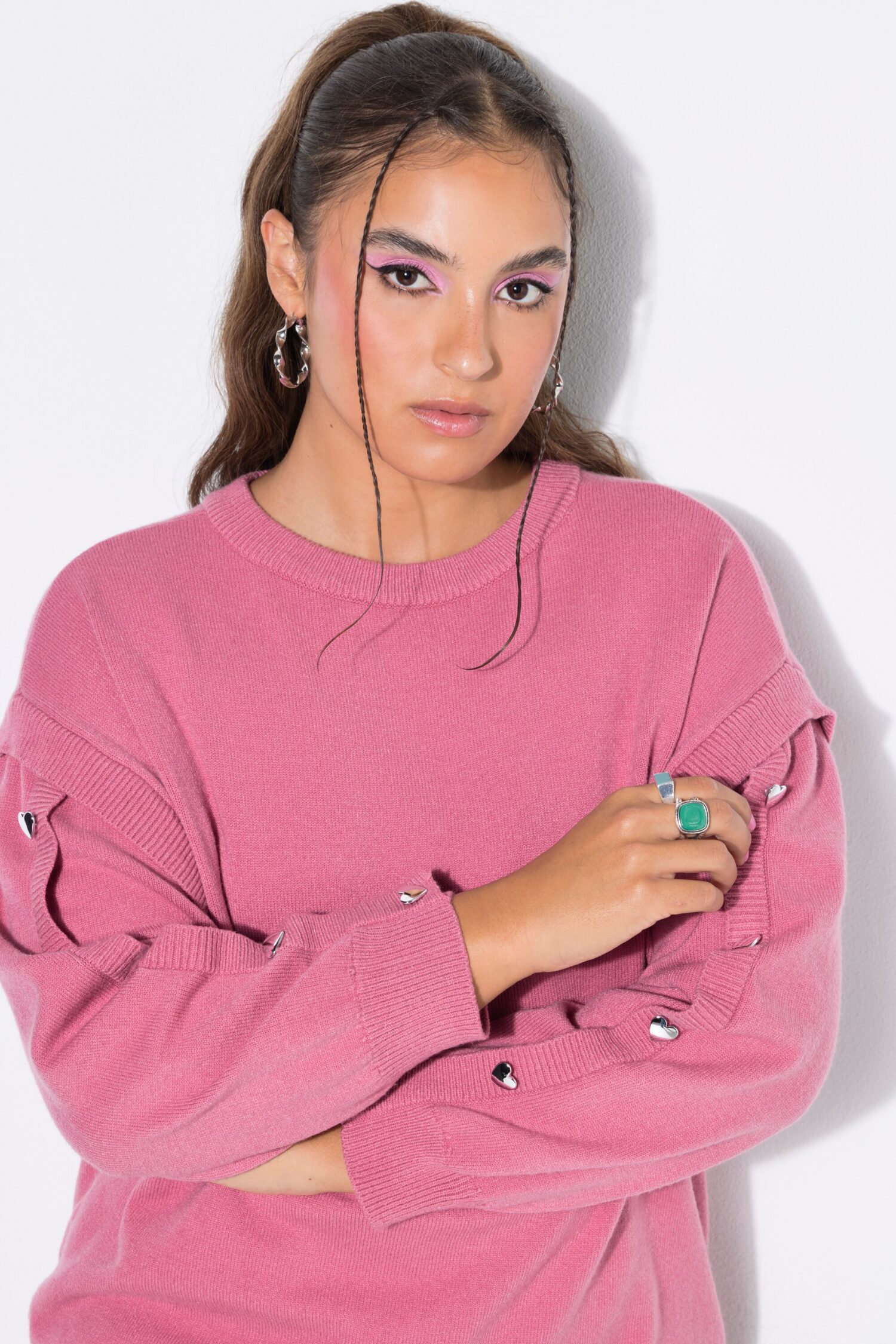 Πουλόβερ oversized με μεταλλικές καρδιές στα μανίκια
