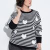 Πουλόβερ oversized ριγέ με καρδιές και στρογγυλή λαιμόκοψη