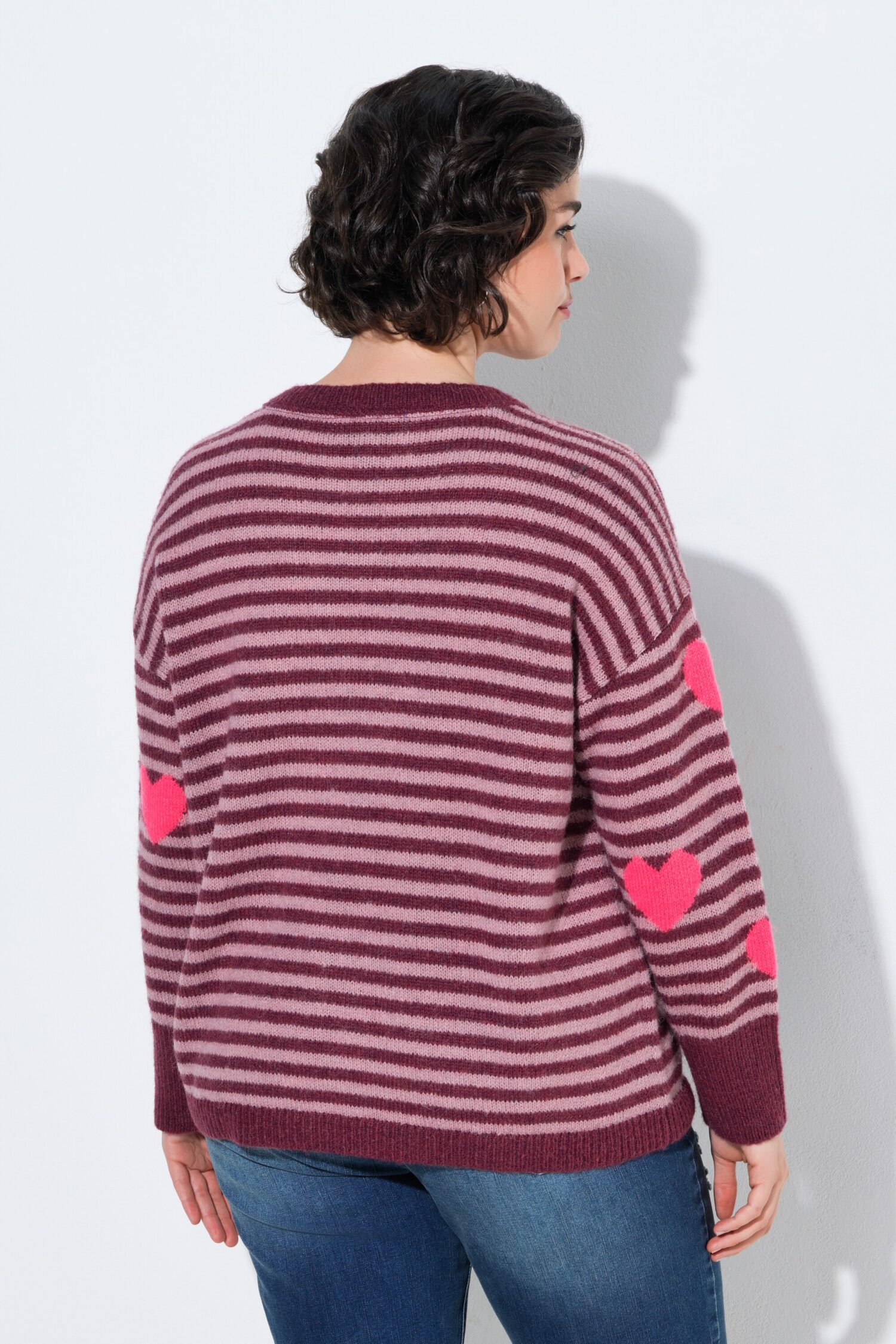 Πουλόβερ oversized ριγέ με καρδιές και στρογγυλή λαιμόκοψη