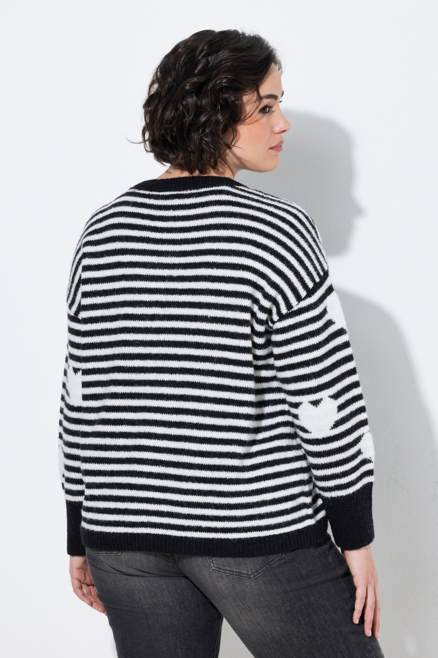 Πουλόβερ oversized ριγέ με καρδιές και στρογγυλή λαιμόκοψη