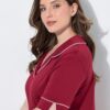 Πυτζάμες σετ με κλασική εφαρμογή, λαιμόκοψη V και κοντά μανίκια