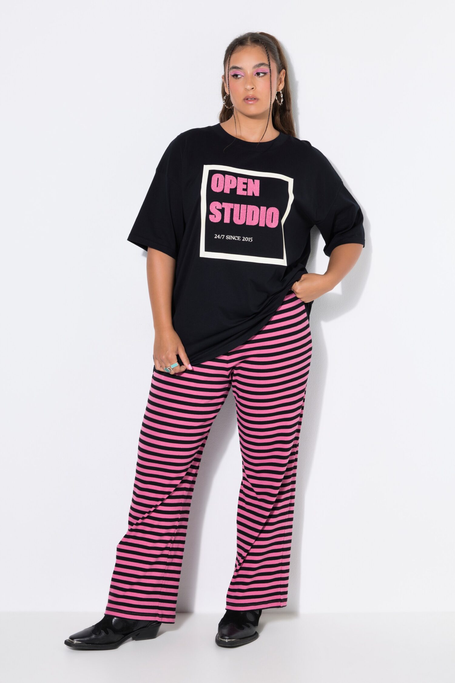 T-shirt oversized με σχέδιο Open Studio