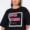 T-shirt oversized με σχέδιο Open Studio