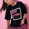 T-shirt oversized με σχέδιο Open Studio