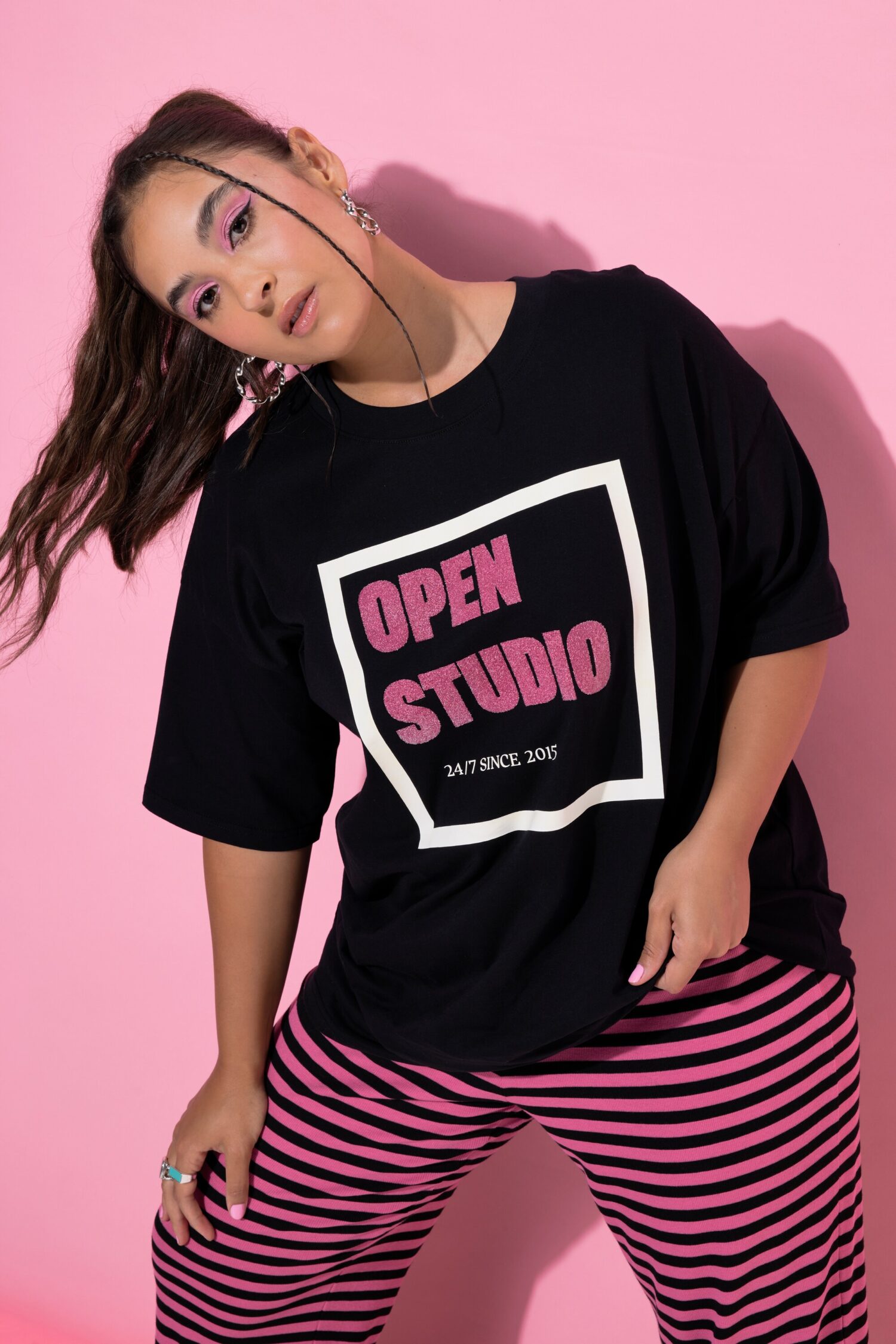 T-shirt oversized με σχέδιο Open Studio