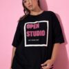 T-shirt oversized με σχέδιο Open Studio