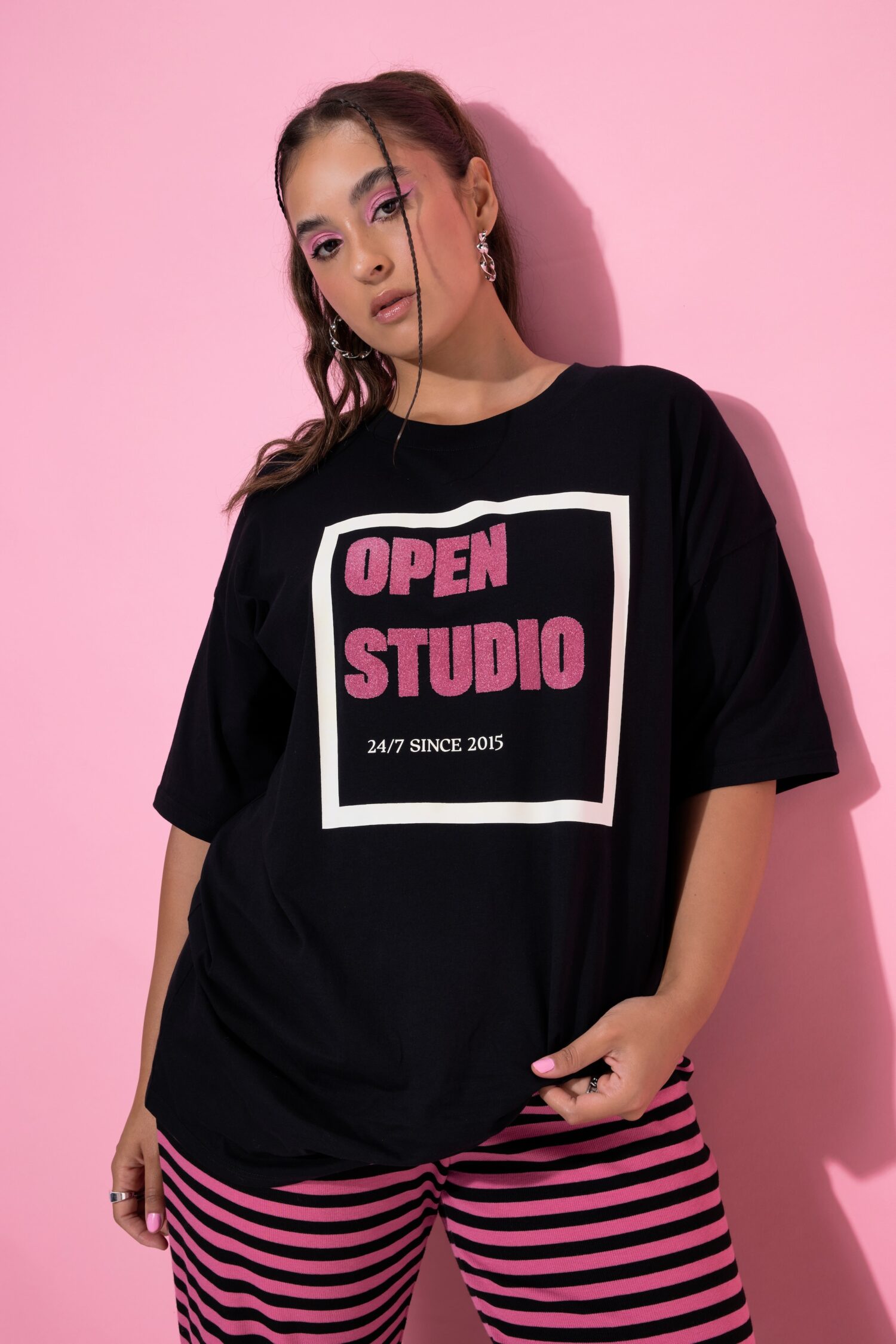 T-shirt oversized με σχέδιο Open Studio