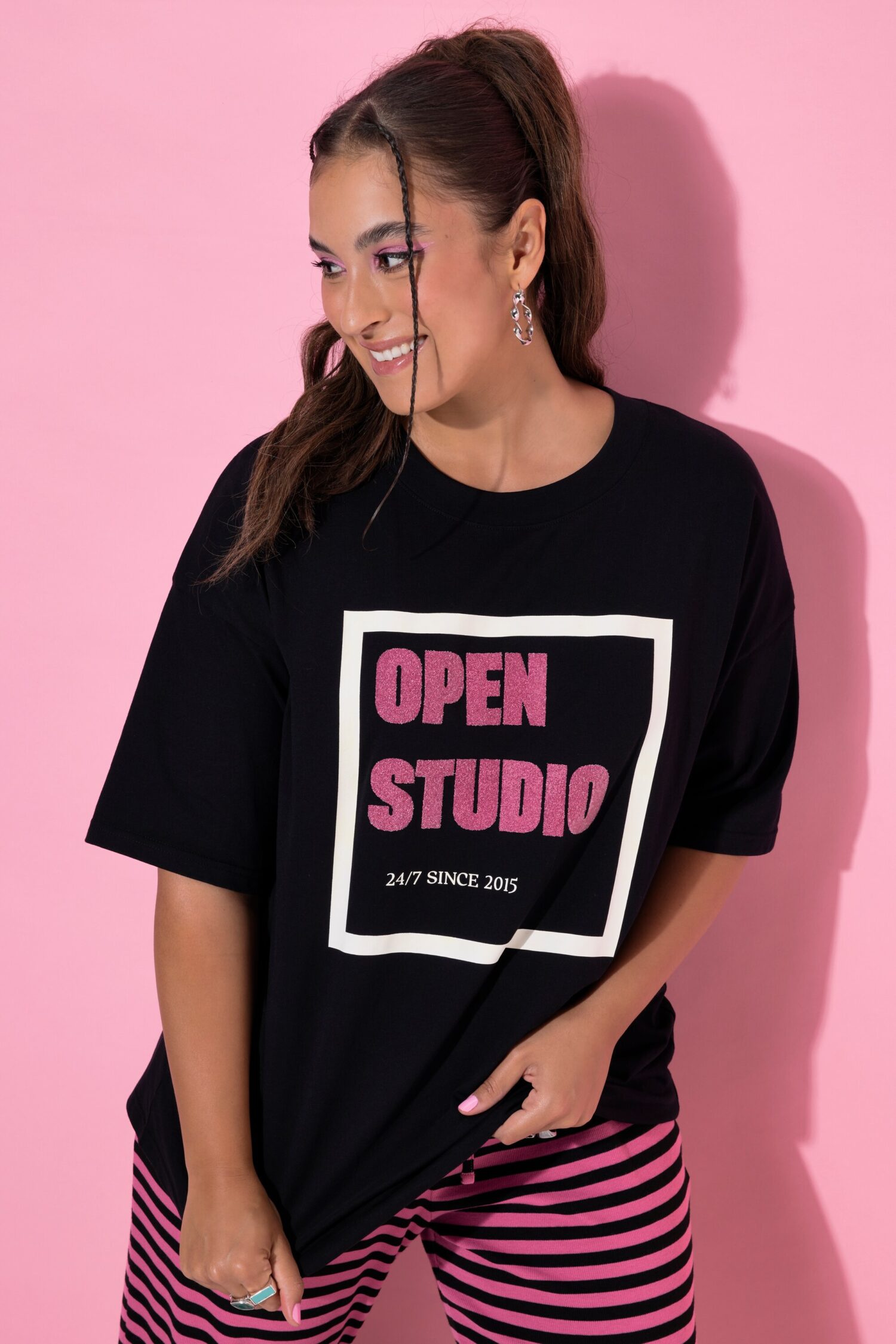 T-shirt oversized με σχέδιο Open Studio