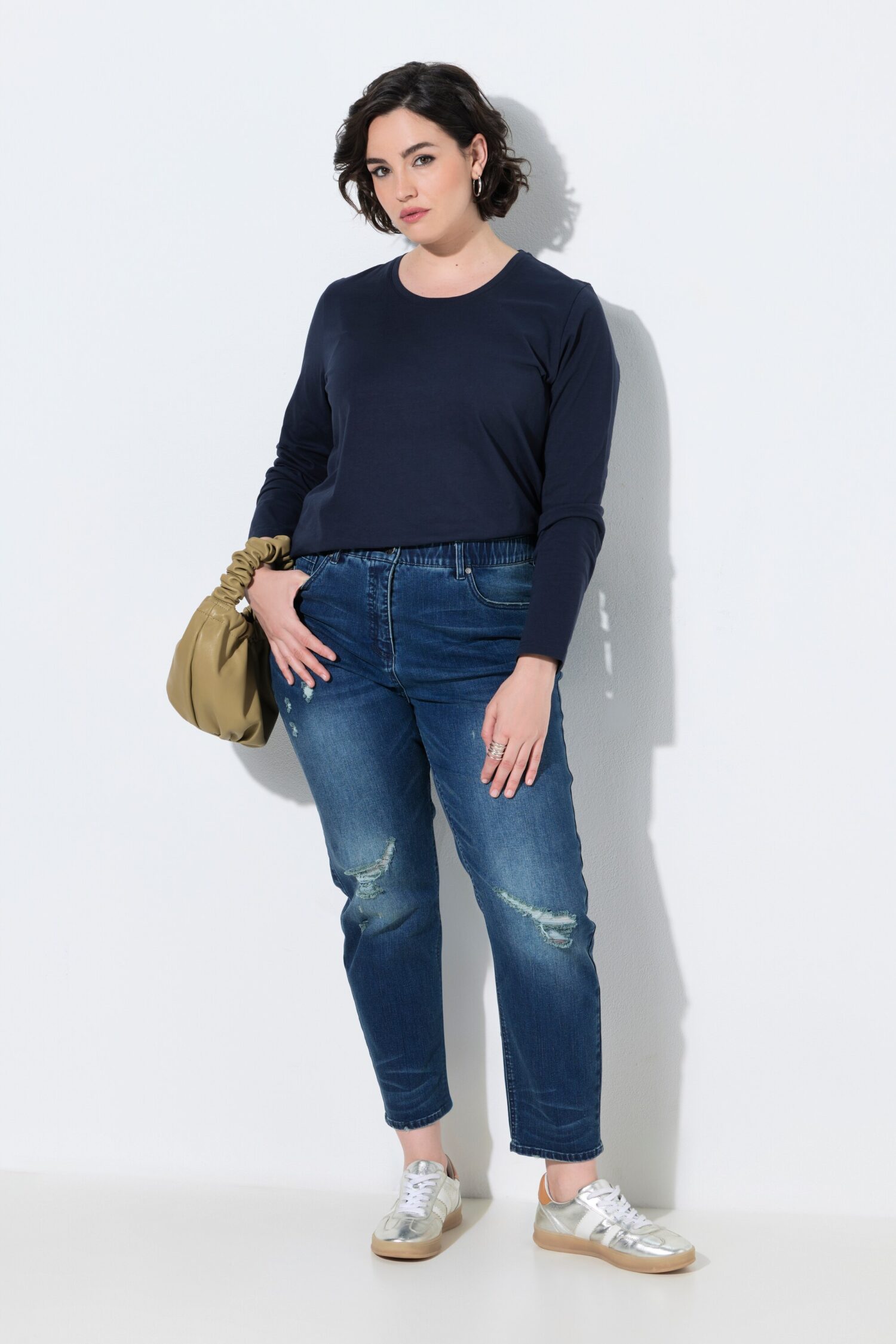 Τζιν παντελόνι με άνετη εφαρμογή mom fit και destroyed εφέ