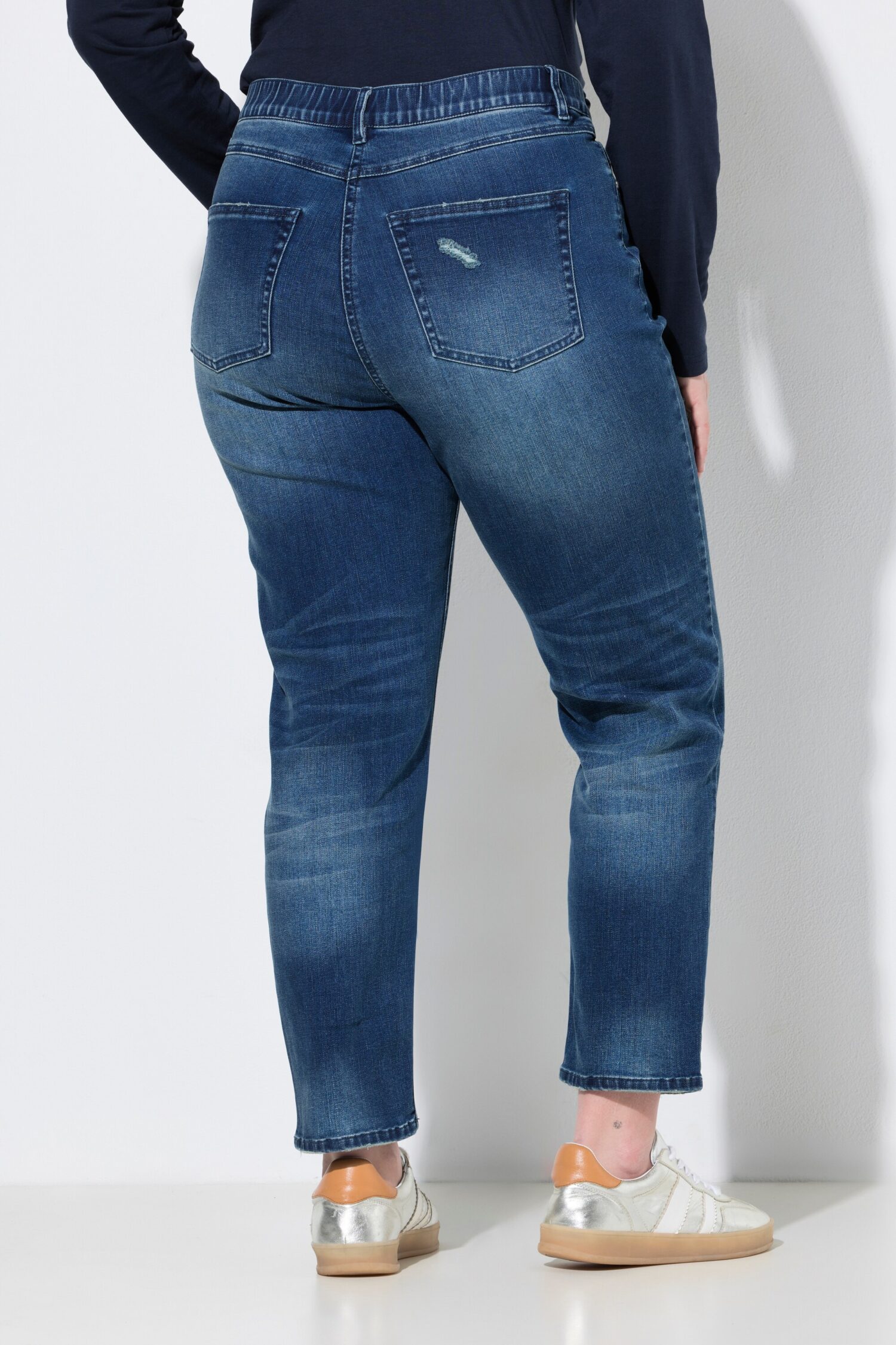 Τζιν παντελόνι με άνετη εφαρμογή mom fit και destroyed εφέ